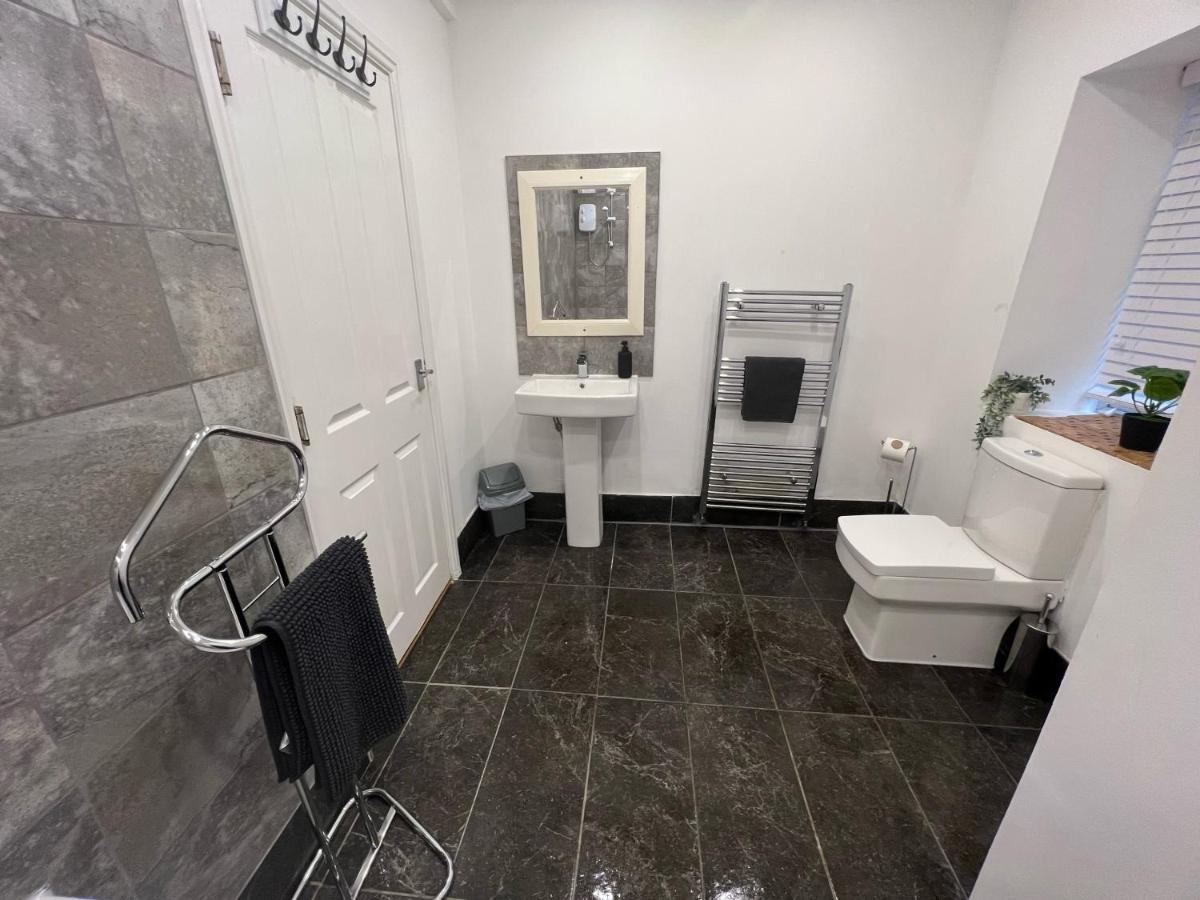 הליפקס Spacious Ground Floor Suite Comfortably Sleeps Up To Eight מראה חיצוני תמונה