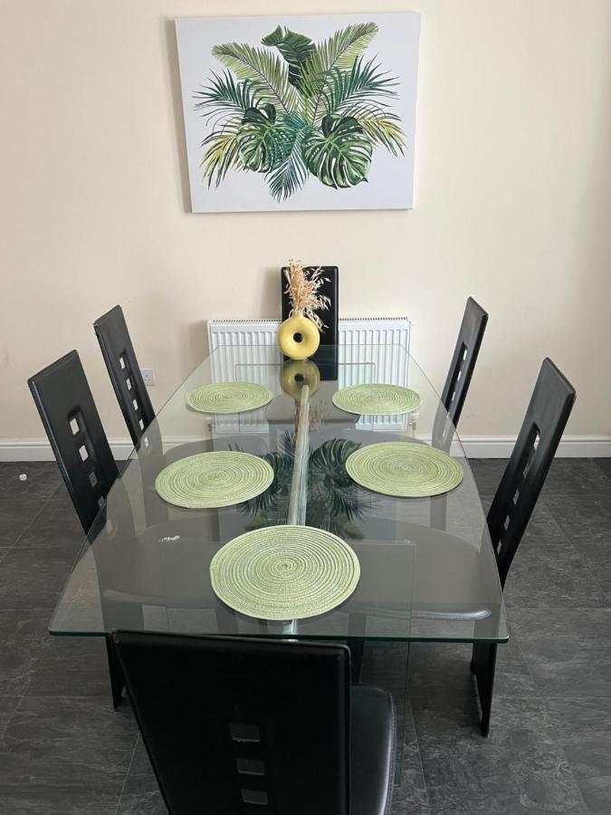 הליפקס Spacious Ground Floor Suite Comfortably Sleeps Up To Eight מראה חיצוני תמונה